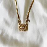 Collier Isis